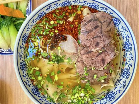  Lãmen de Anqing: Uma Sinfonia De Texturas Deliciosas e Caldos Picantes Que Aquecem a Alma!