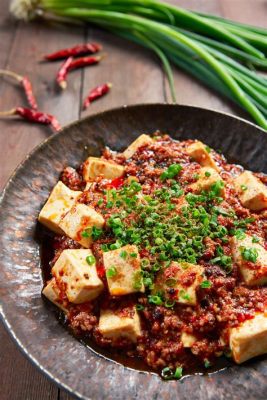  Mapo Tofu: Uma Explosão Picante e Cremosa em Cada Garfada!