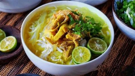   Soto Ayam Lamongan: Uma Sinfonia de Sabores Picantes e Refrescantes em um Caldo Dourado!