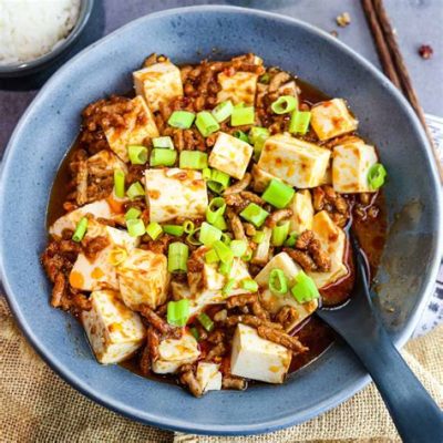  Mapo Tofu: Uma Explosão Picante e Amanteigada em Cada Garfada!